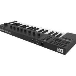 Native Instruments KOMPLETE KONTROL M32 Compact Keyboard Controller