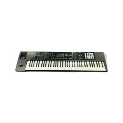 Used Roland FA-07 Arranger Keyboard