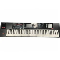 Used Roland fa07 Arranger Keyboard